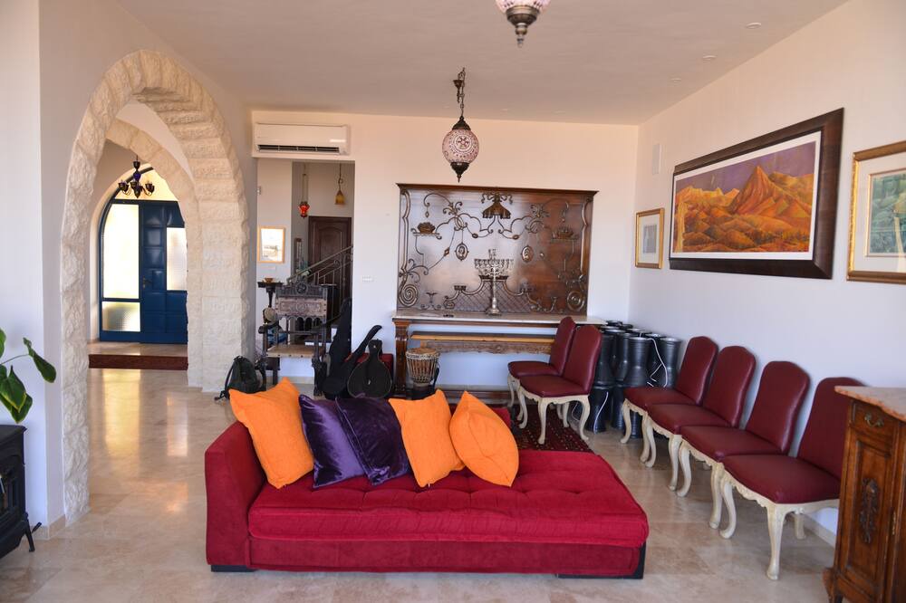 Photo of Livingroom in Tekoa