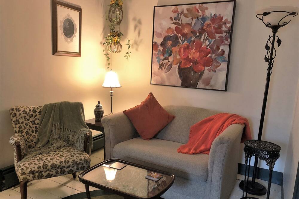 Photo of Livingroom in Deep River Center
