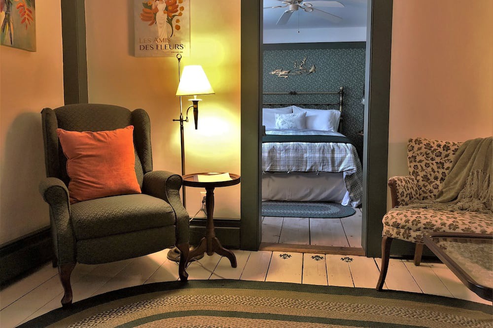 Photo of Livingroom in Deep River Center