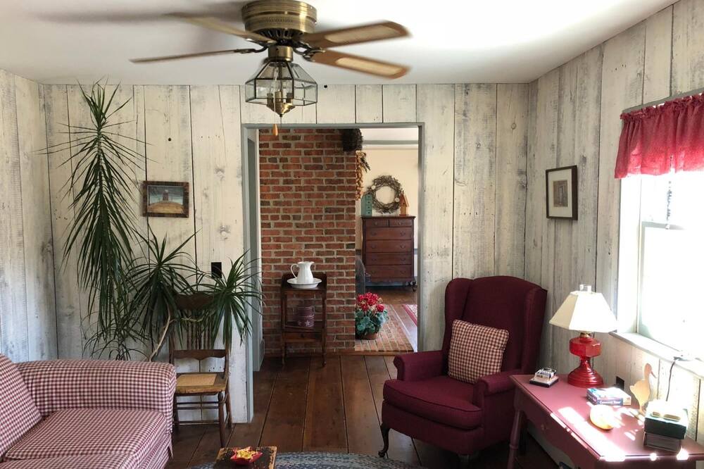 Photo of Livingroom in Deep River Center
