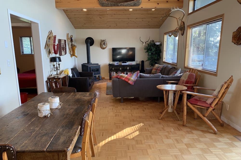 Photo of Livingroom in 70 Mile House