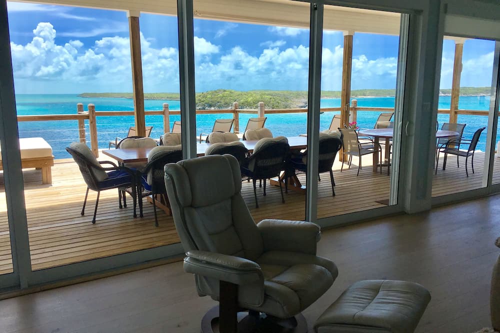 Photo of Livingroom in Staniel Cay