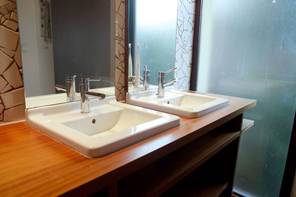 Photo of Bathroom in Oullins