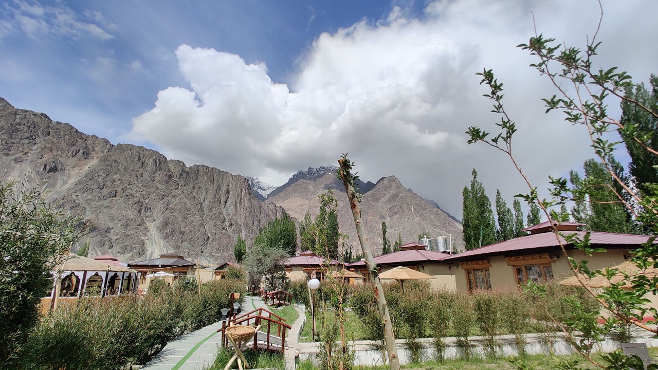Photo of Others in Hundur
