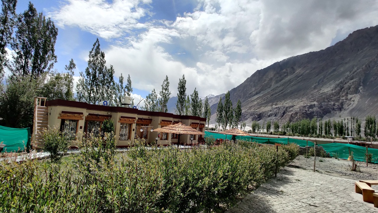 Photo of Others in Hundur