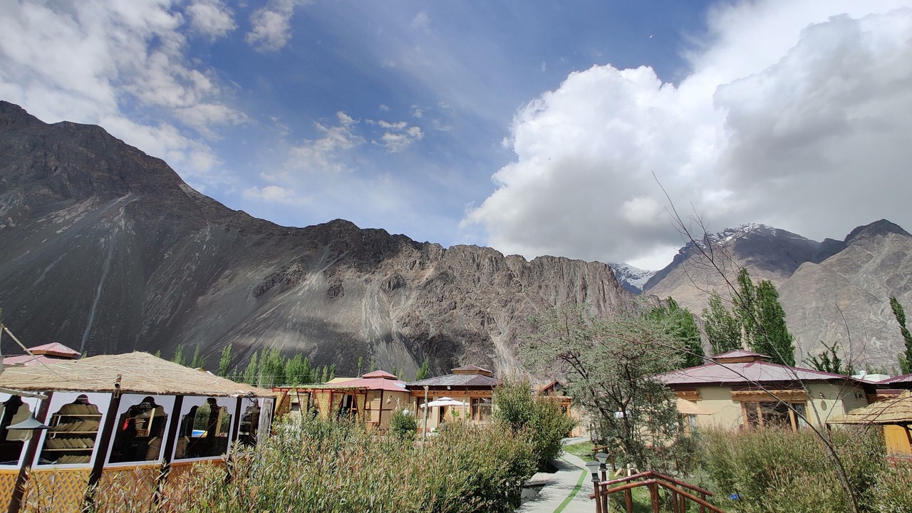 Photo of Others in Hundur