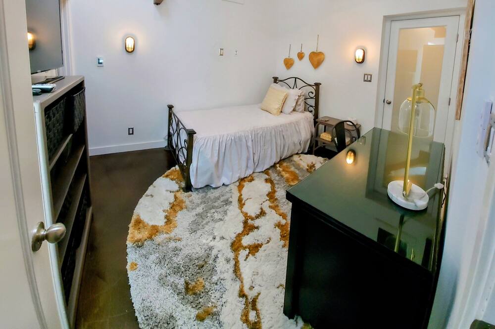 Photo of Bedroom in Emerald Hills