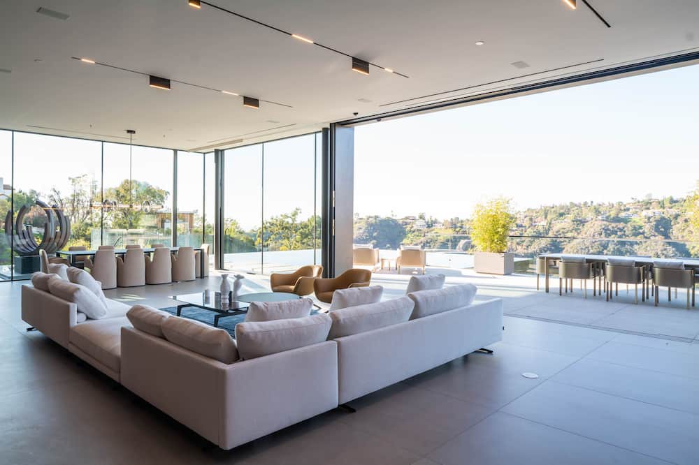 Photo of Livingroom in Beverly Hills
