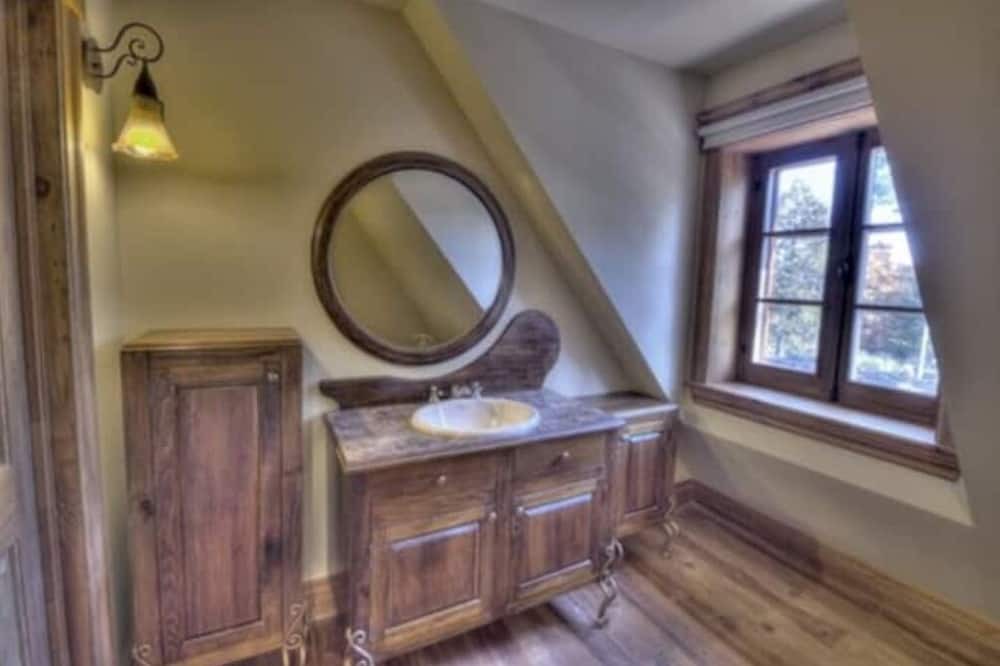Photo of Bathroom in Saint-Denis-de-Brompton