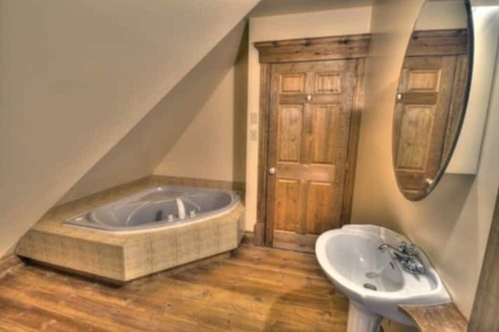 Photo of Bathroom in Saint-Denis-de-Brompton