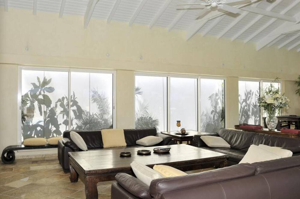 Photo of Livingroom in Plum Bay