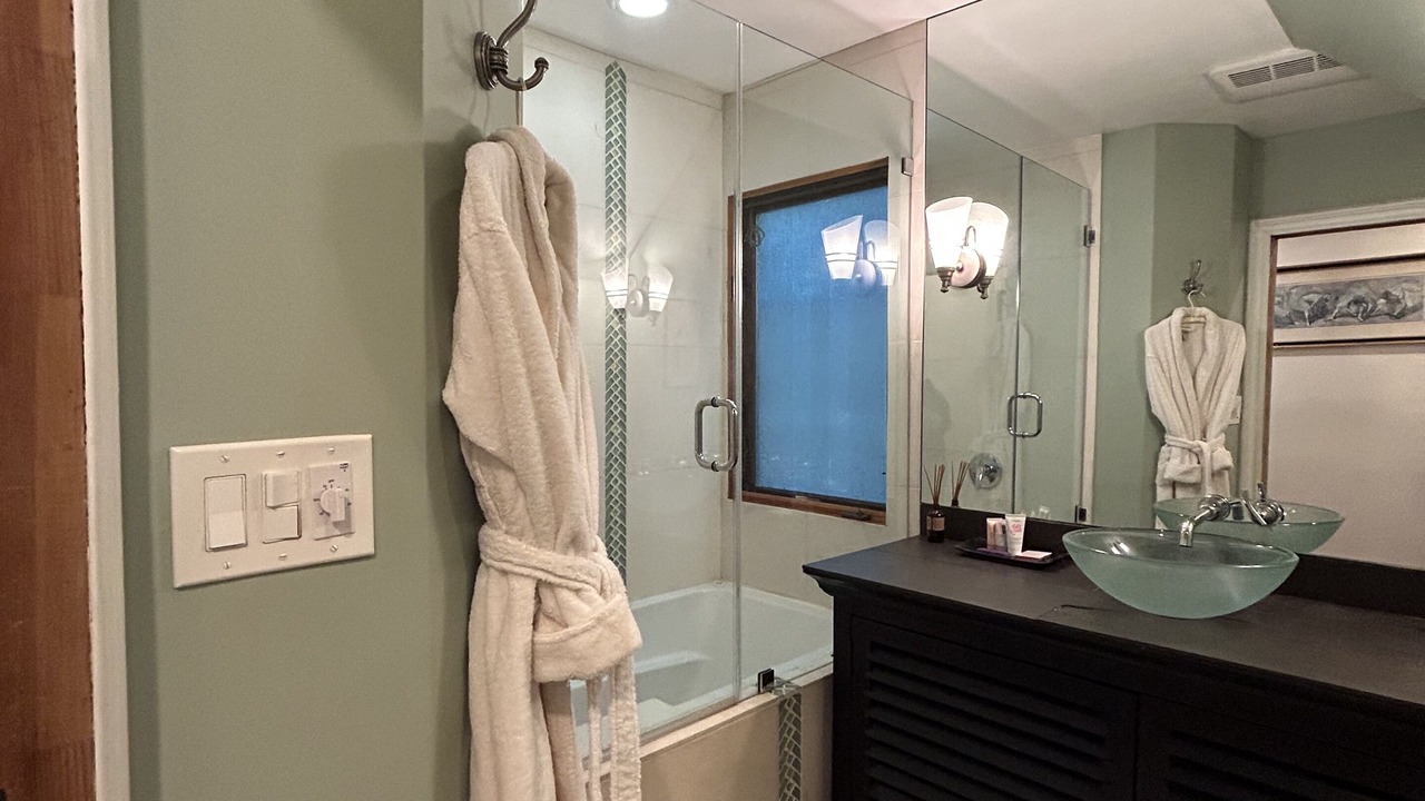 Photo of Bathroom in Ladera Heights