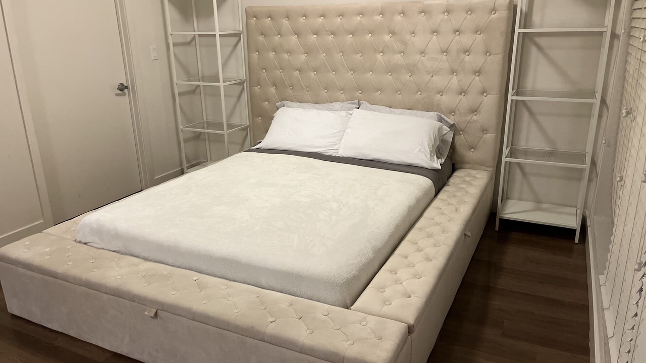 Photo of Bedroom in Wilshire Center