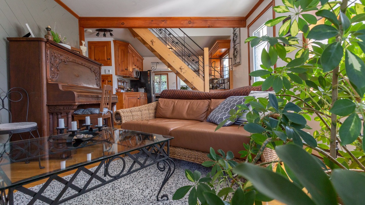 Photo of Livingroom in Mont-St-Hilaire