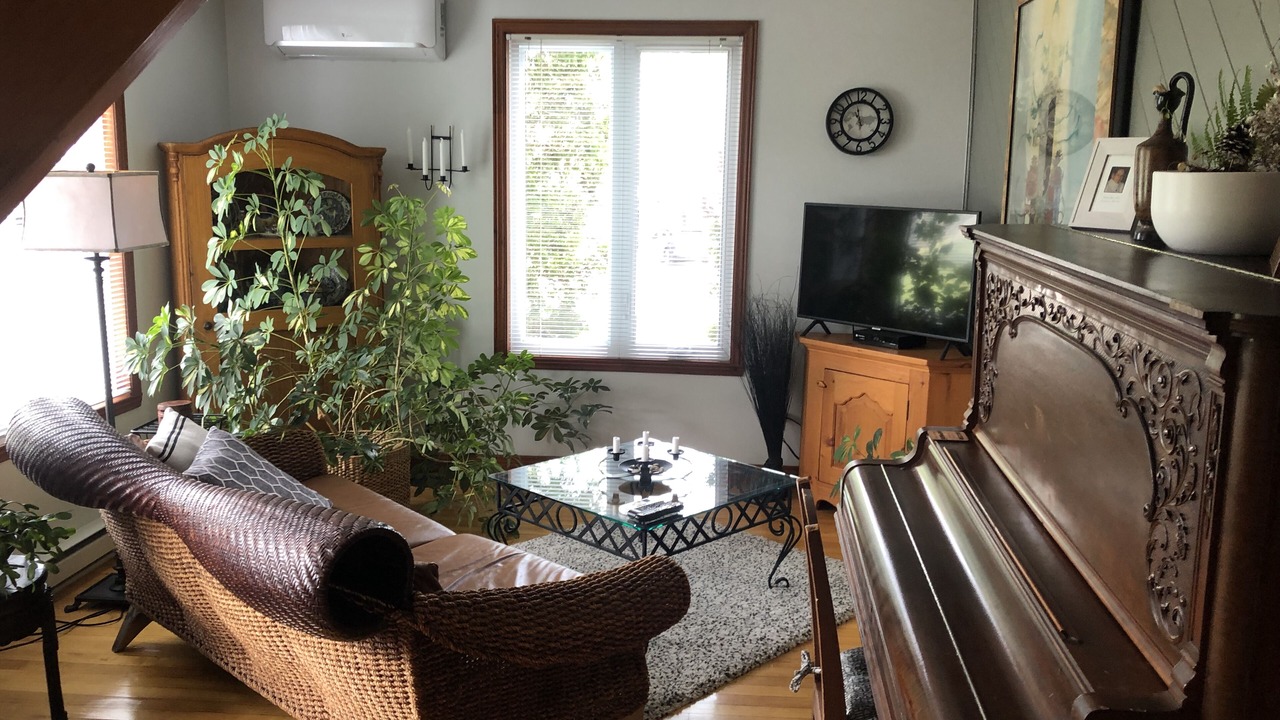 Photo of Livingroom in Mont-St-Hilaire