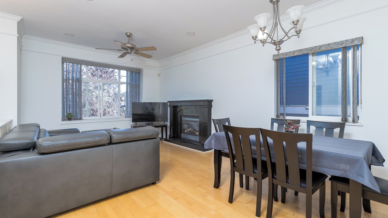 Photo of Livingroom in Renfrew-Collingwood