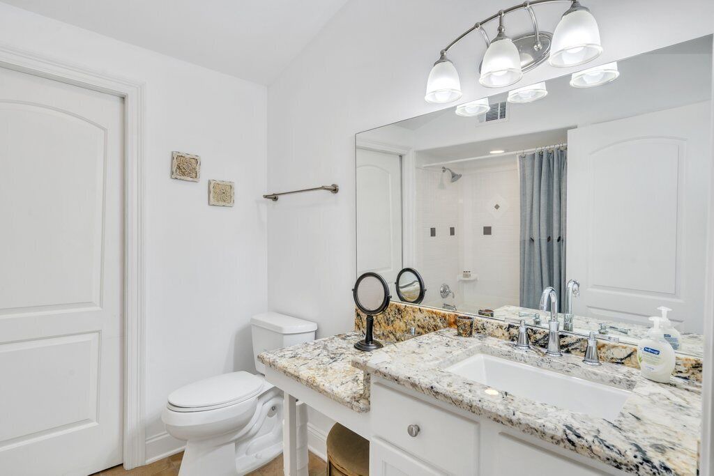 Photo of Bathroom in Lake Shore - Lake Vista