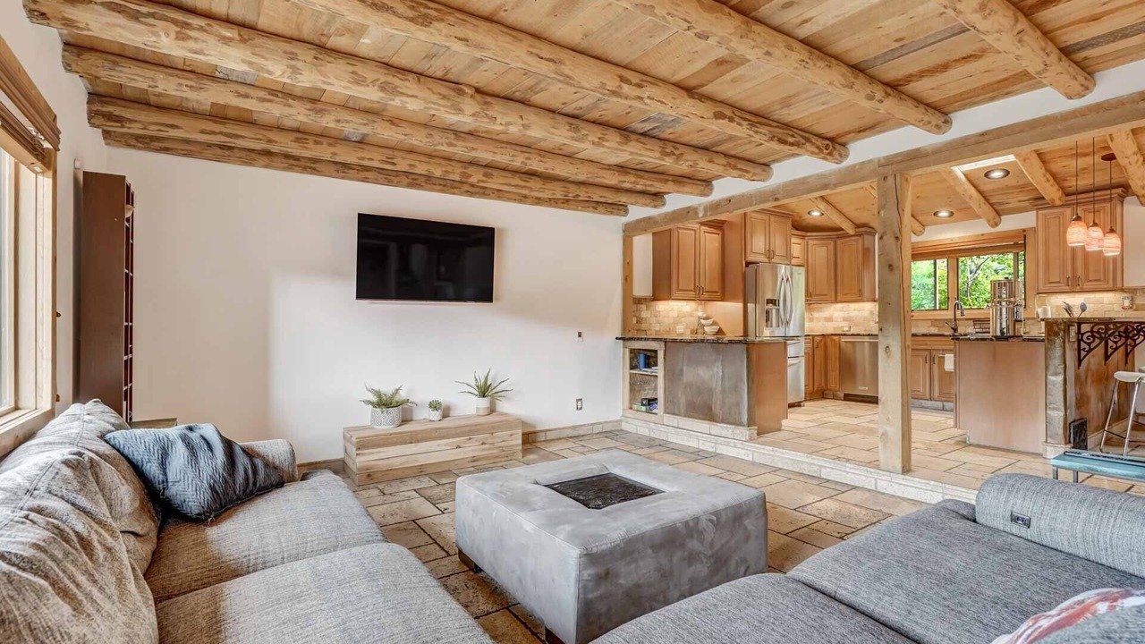 Photo of Livingroom in Pleasant Valley