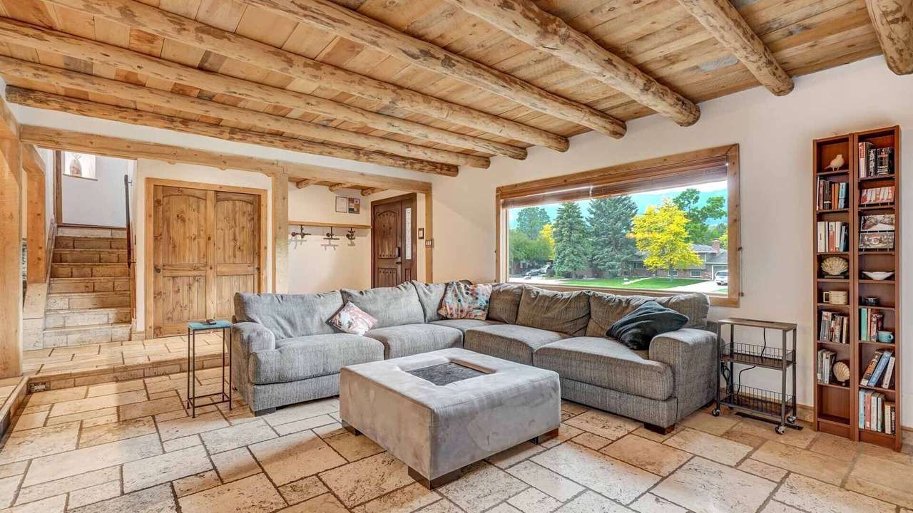 Photo of Livingroom in Pleasant Valley