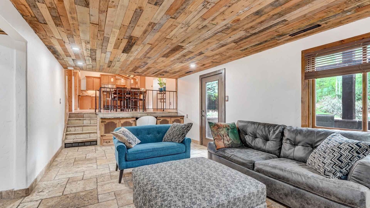 Photo of Livingroom in Pleasant Valley