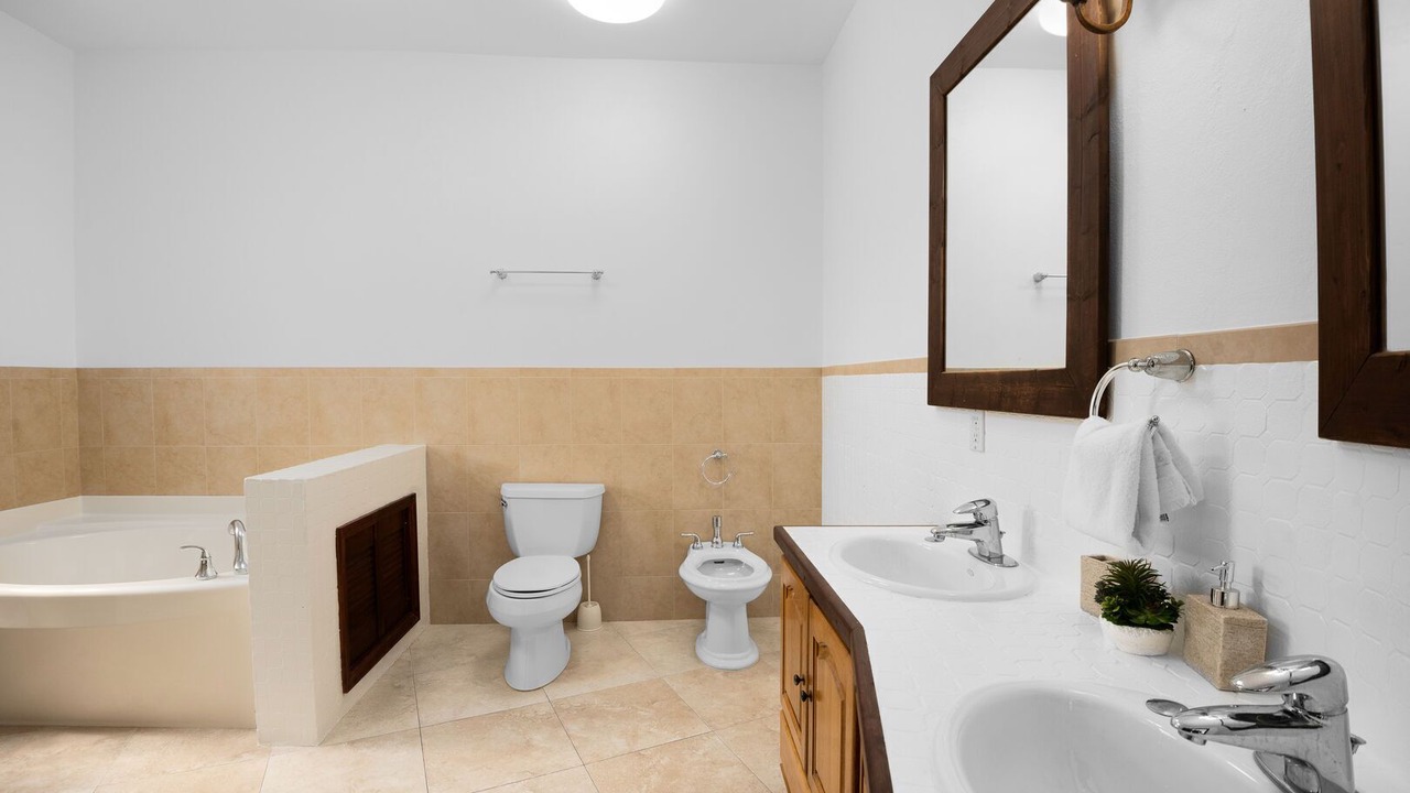 Photo of Bathroom in Leeward Settlement