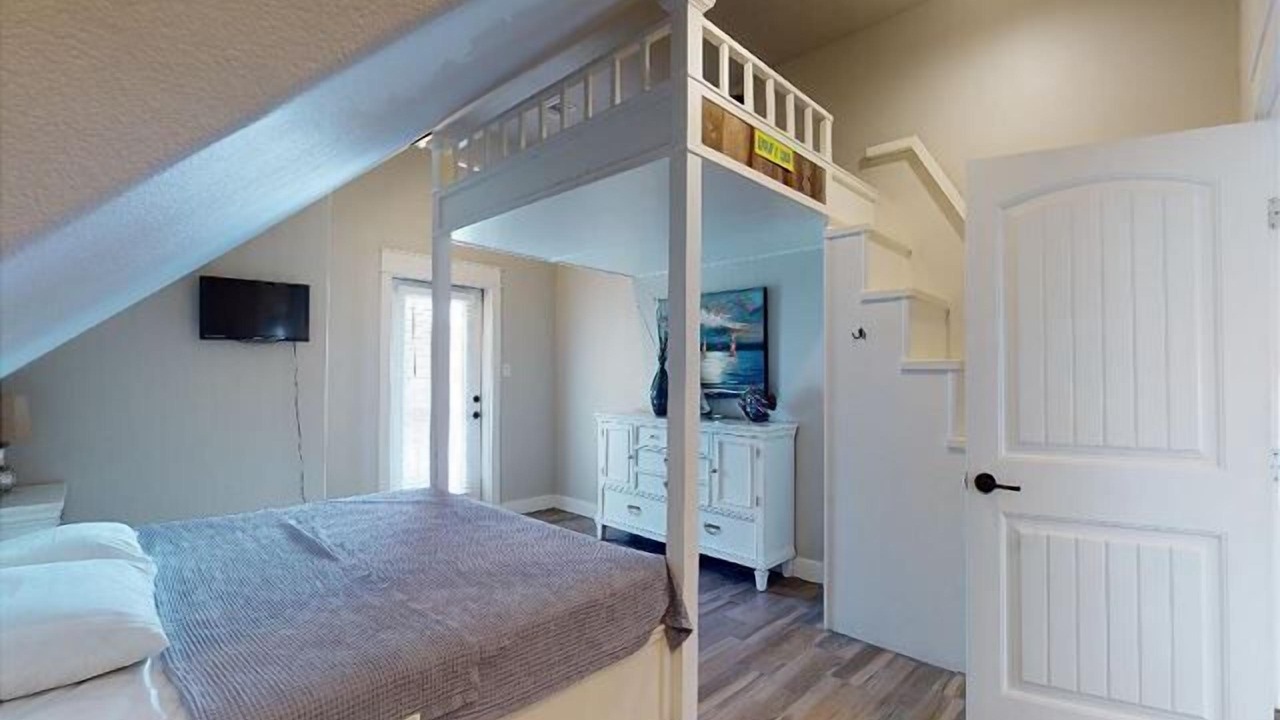 Photo of Bedroom in Crystal Beach