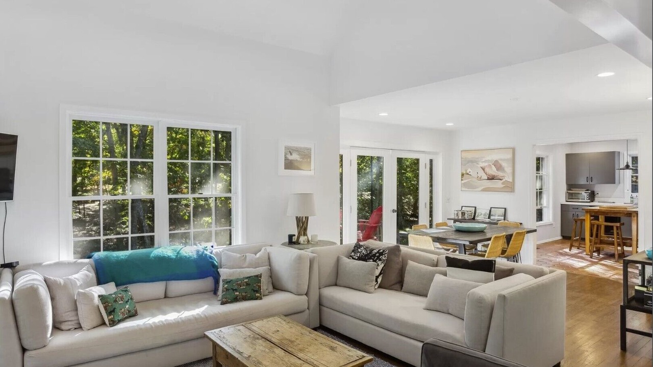 Photo of Livingroom in Amagansett North
