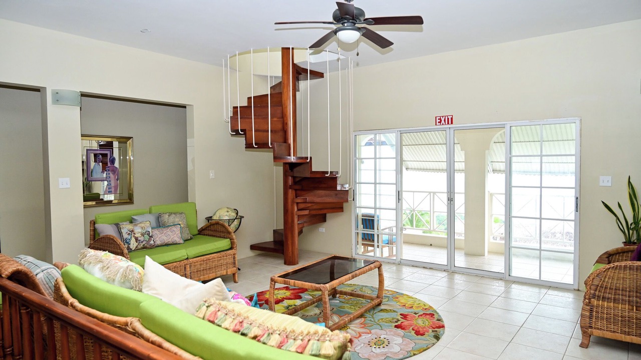 Photo of Livingroom in Whitehouse