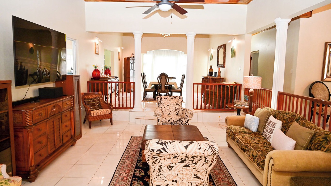 Photo of Livingroom in Whitehouse