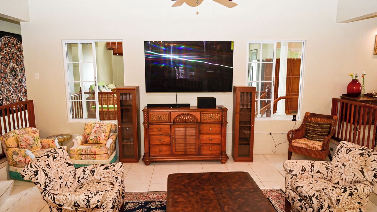 Photo of Livingroom in Whitehouse