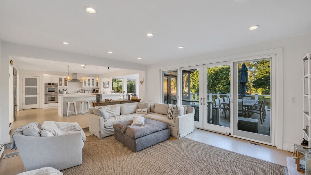 Photo of Livingroom in Southold