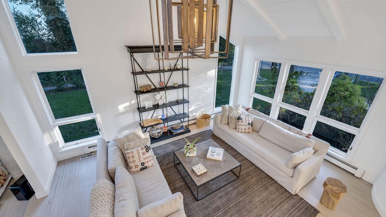 Photo of Livingroom in Southold