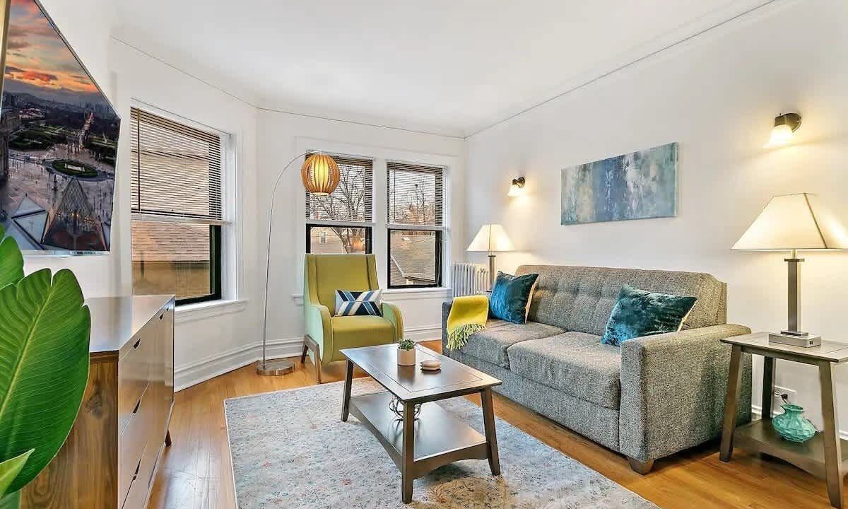 Photo of Livingroom in North Center