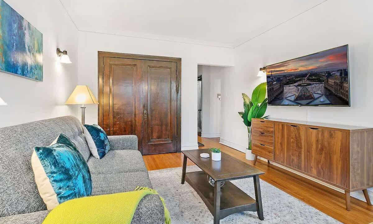 Photo of Livingroom in North Center