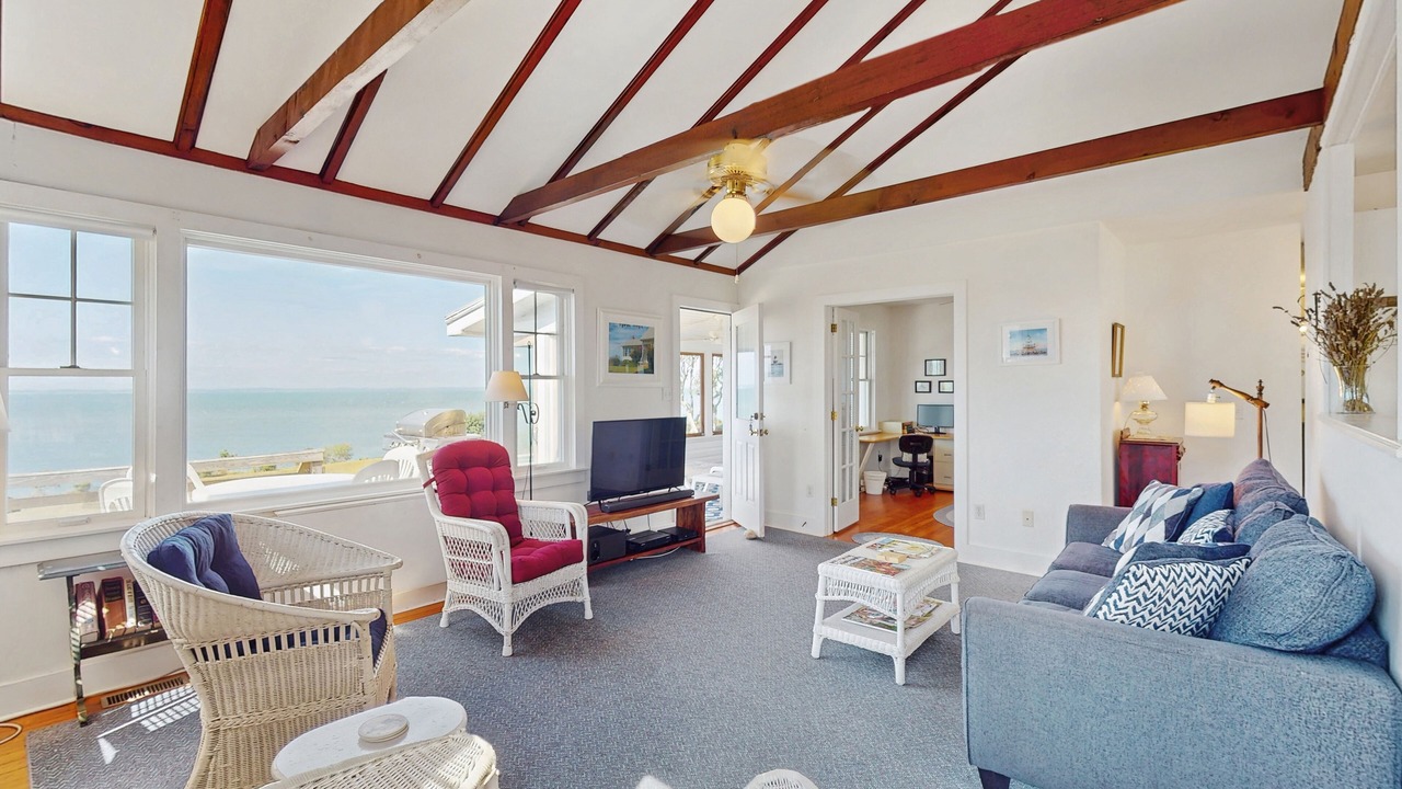 Photo of Livingroom in Town of Southold Town