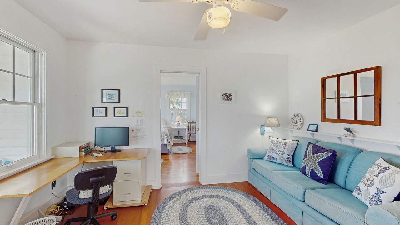 Photo of Livingroom in Town of Southold Town