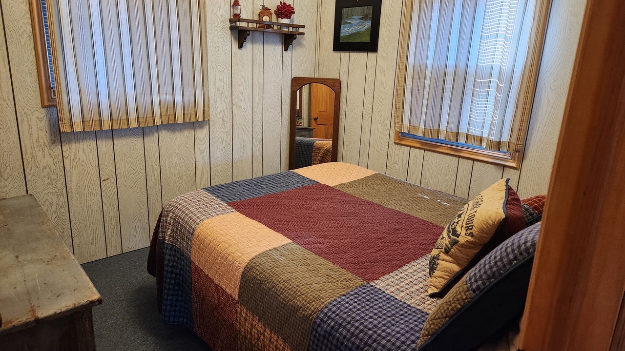 Photo of Bedroom in Six Lakes