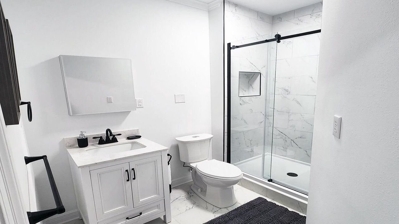 Photo of Bathroom in Black Pearl