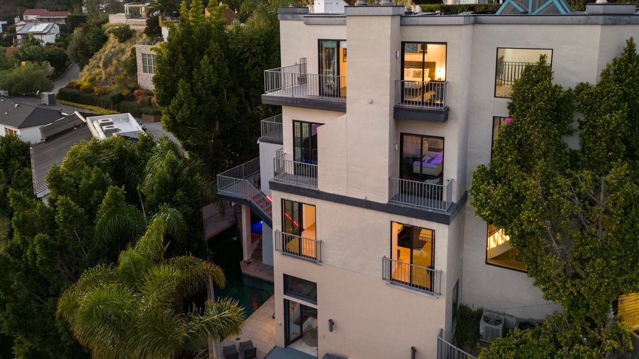 Photo of Outdoor in Hollywood Hills West