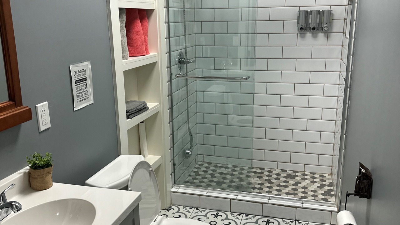 Photo of Bathroom in Kodak