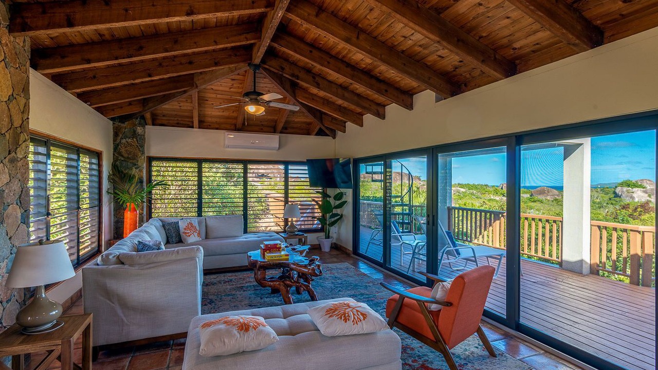 Photo of Livingroom in Little Trunk Bay