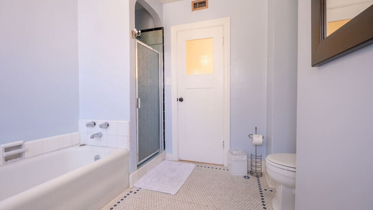 Photo of Bathroom in Mid-Wilshire