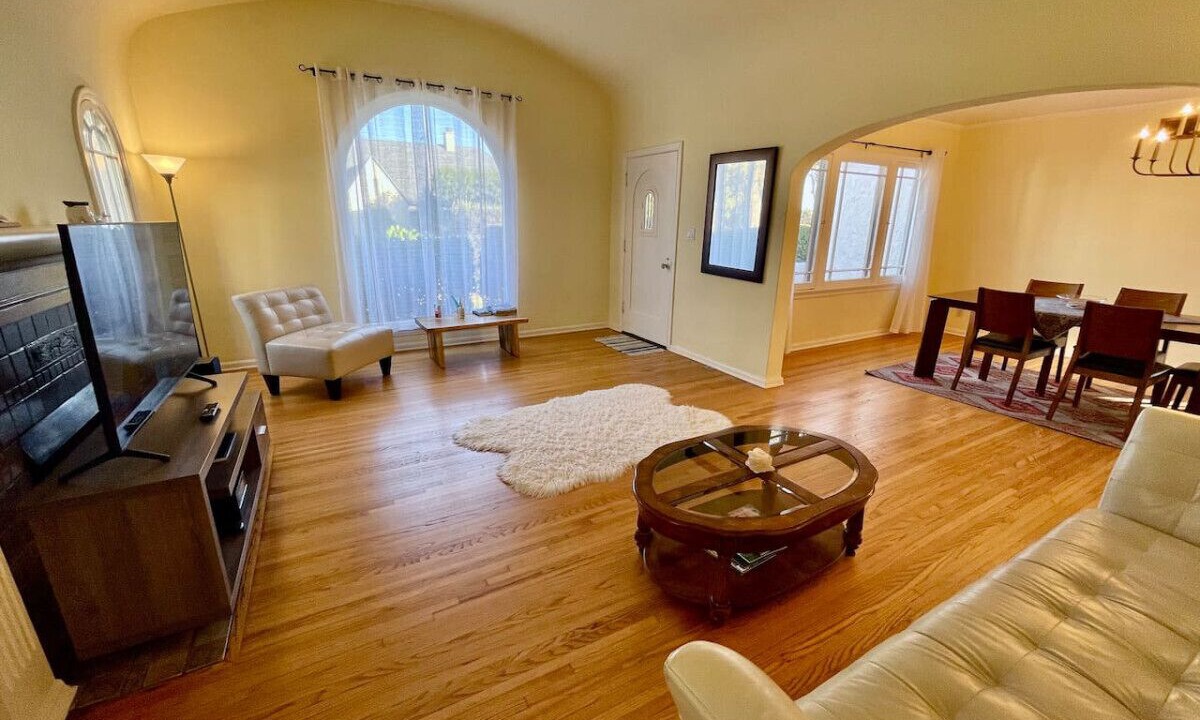 Photo of Livingroom in Mid-Wilshire