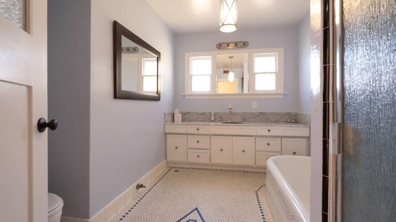 Photo of Bathroom in Mid-Wilshire