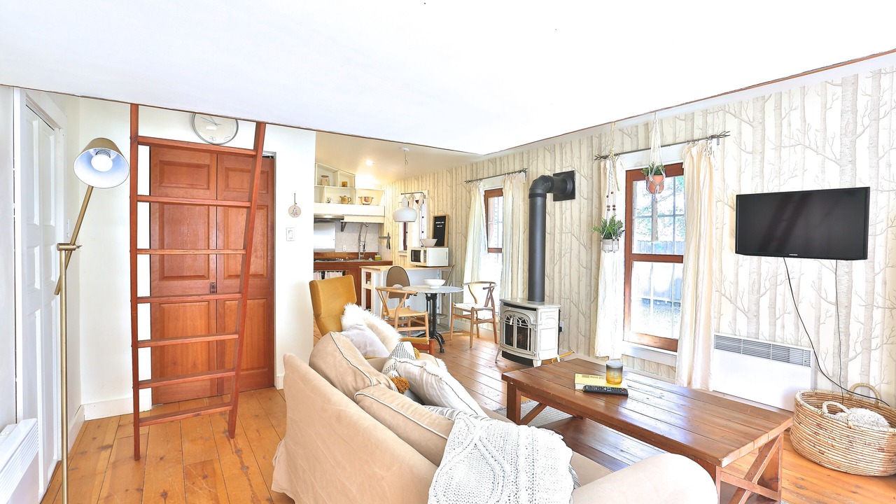 Photo of Livingroom in Ayers Cliff