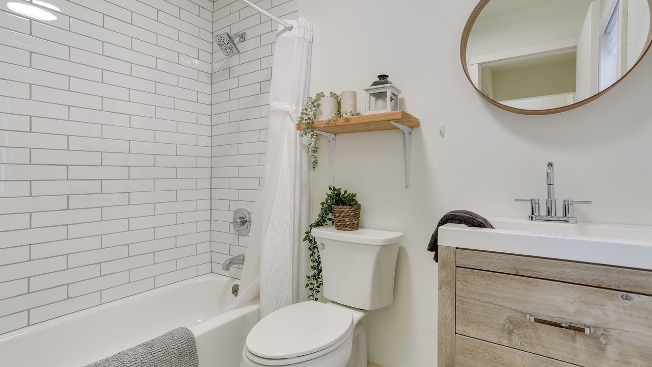 Photo of Bathroom in Swan Lake