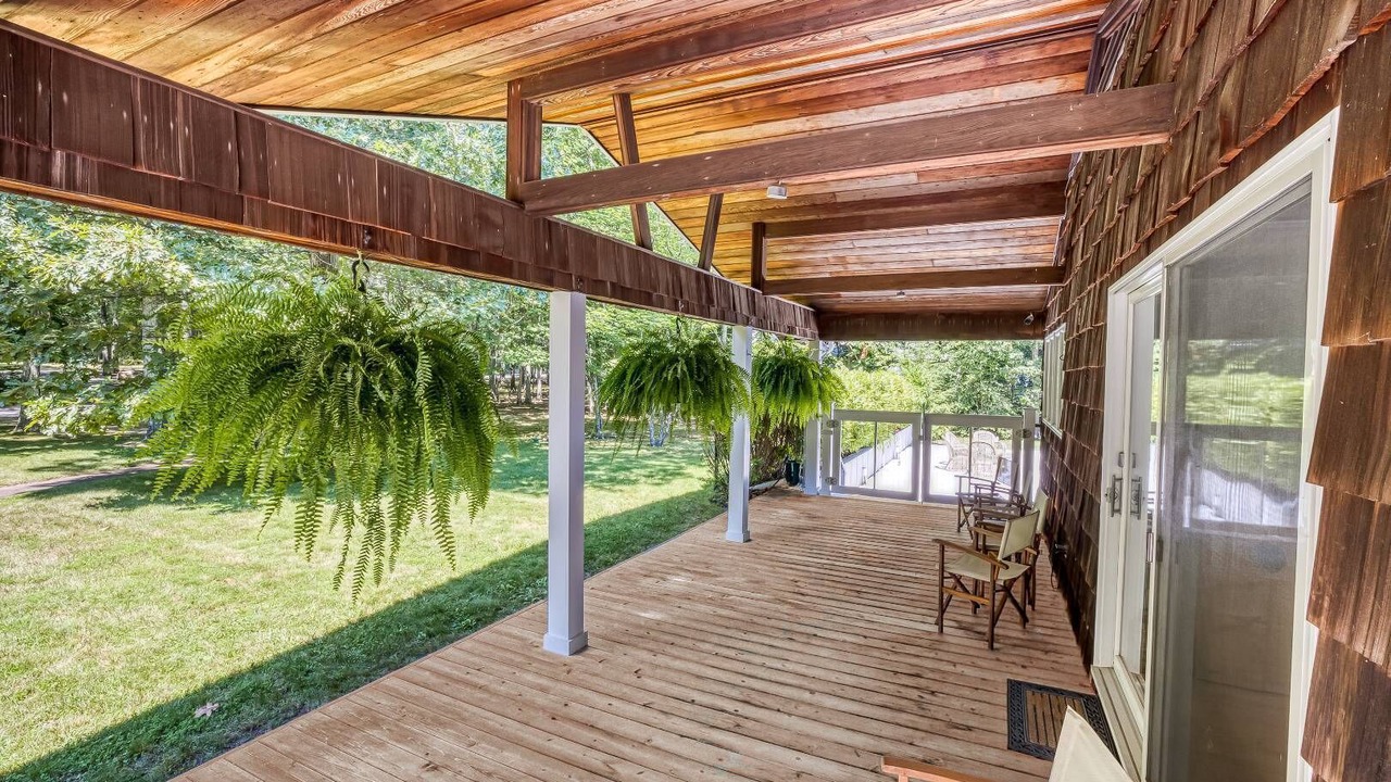 Photo of Patio Balcony in Hay Beach