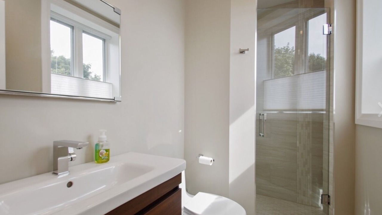Photo of Bathroom in Lakeview