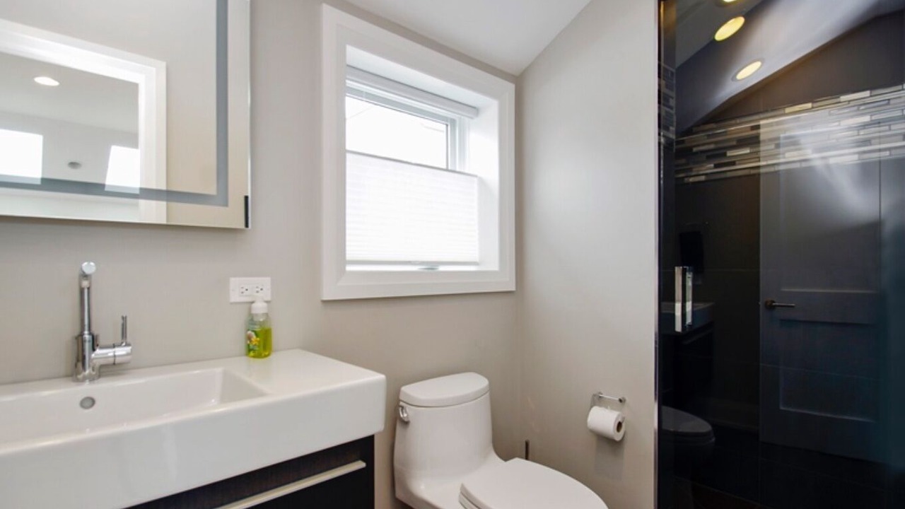 Photo of Bathroom in Lakeview