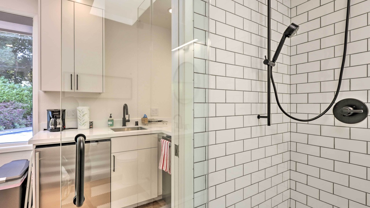 Photo of Bathroom in Linfield Oaks